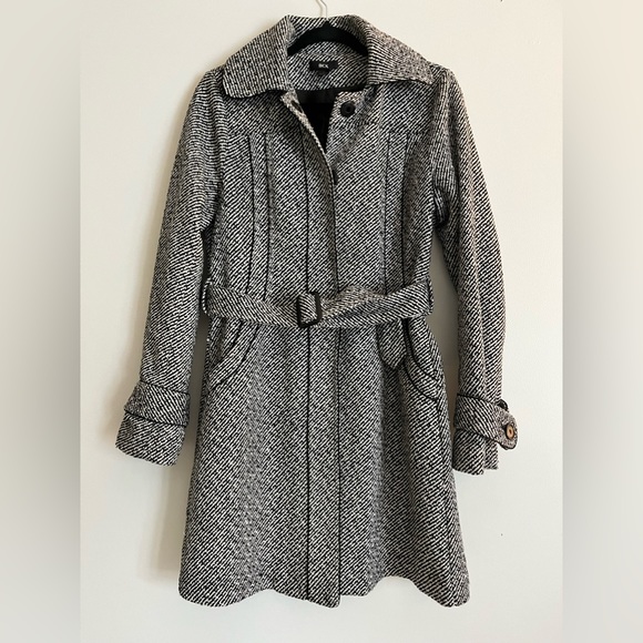 Woman’s dress coat - Picture 1 of 6